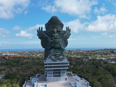 The Garuda Wisnu Kencana Statue: A Majestic Embodiment of Divinity and Balinese Cultural Heritage!