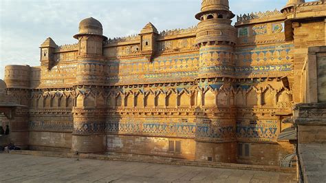 The 'Gwalior Fort Inscription' - A Marvelous Depiction of Royal Prowess and Intricate Calligraphic Beauty!