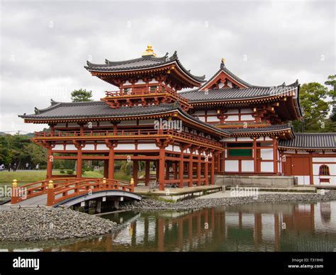 The Phoenix Hall at Byodo-in Temple: An Architectural Symphony of Wood and Lacquer!