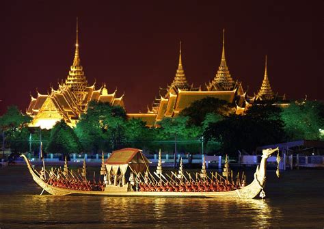 The Royal Barge Procession A Vivid Depiction of Thai Cultural Grandeur and Intricate Craftsmanship!